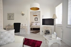 Apartment | Living area | 32-inch LED TV with satellite channels, TV