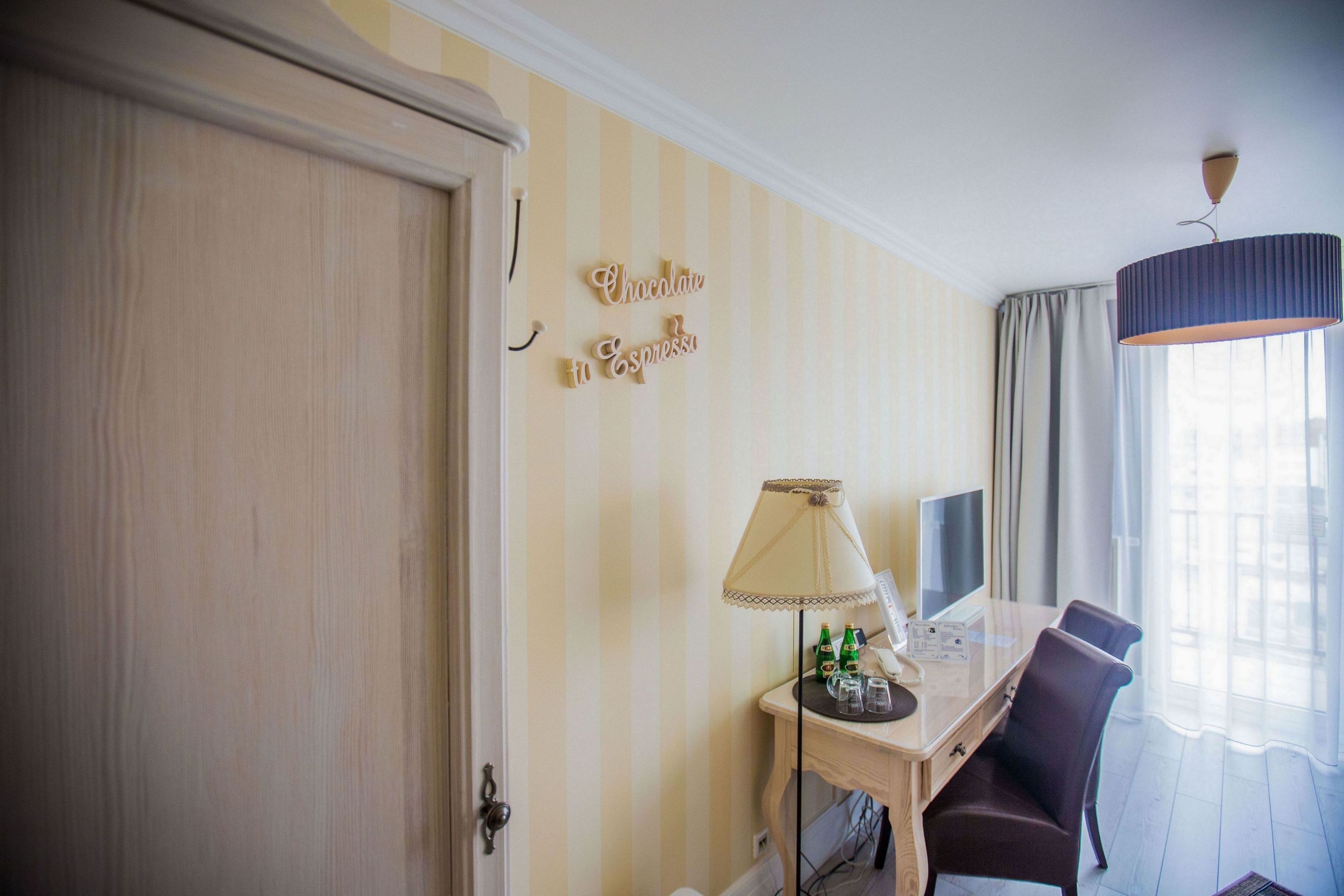 1 bedroom, egyptian cotton sheets, select comfort beds, desk