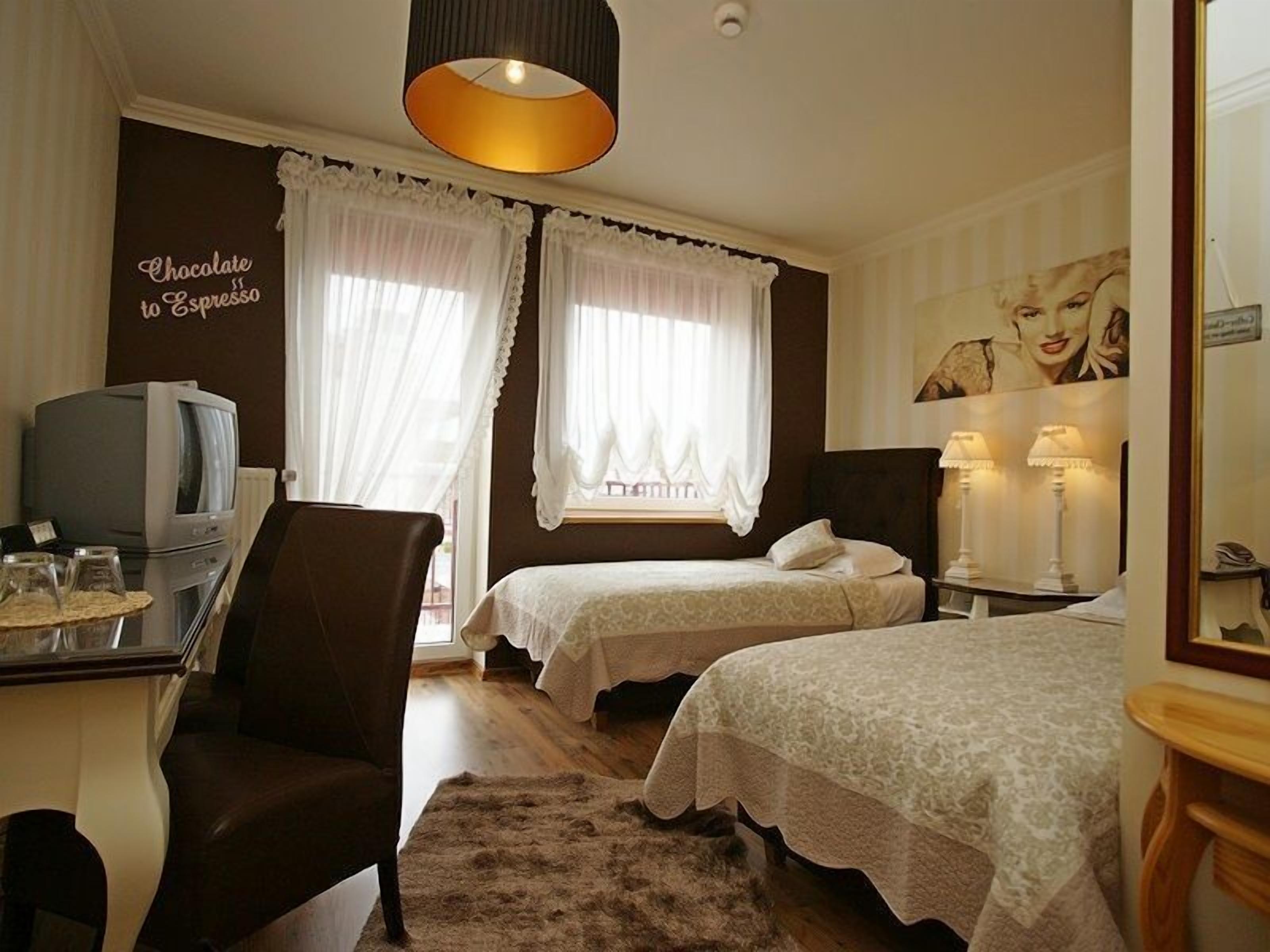 1 bedroom, egyptian cotton sheets, select comfort beds, desk