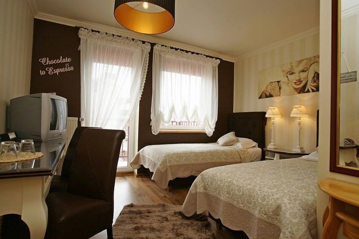 1 bedroom, egyptian cotton sheets, select comfort beds, desk