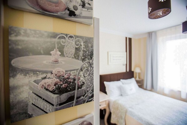 Egyptian cotton sheets, Select Comfort beds, desk, laptop workspace