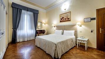 Deluxe-Zimmer, Stadtblick | Allergikerbettwaren, Zimmersafe, Schreibtisch