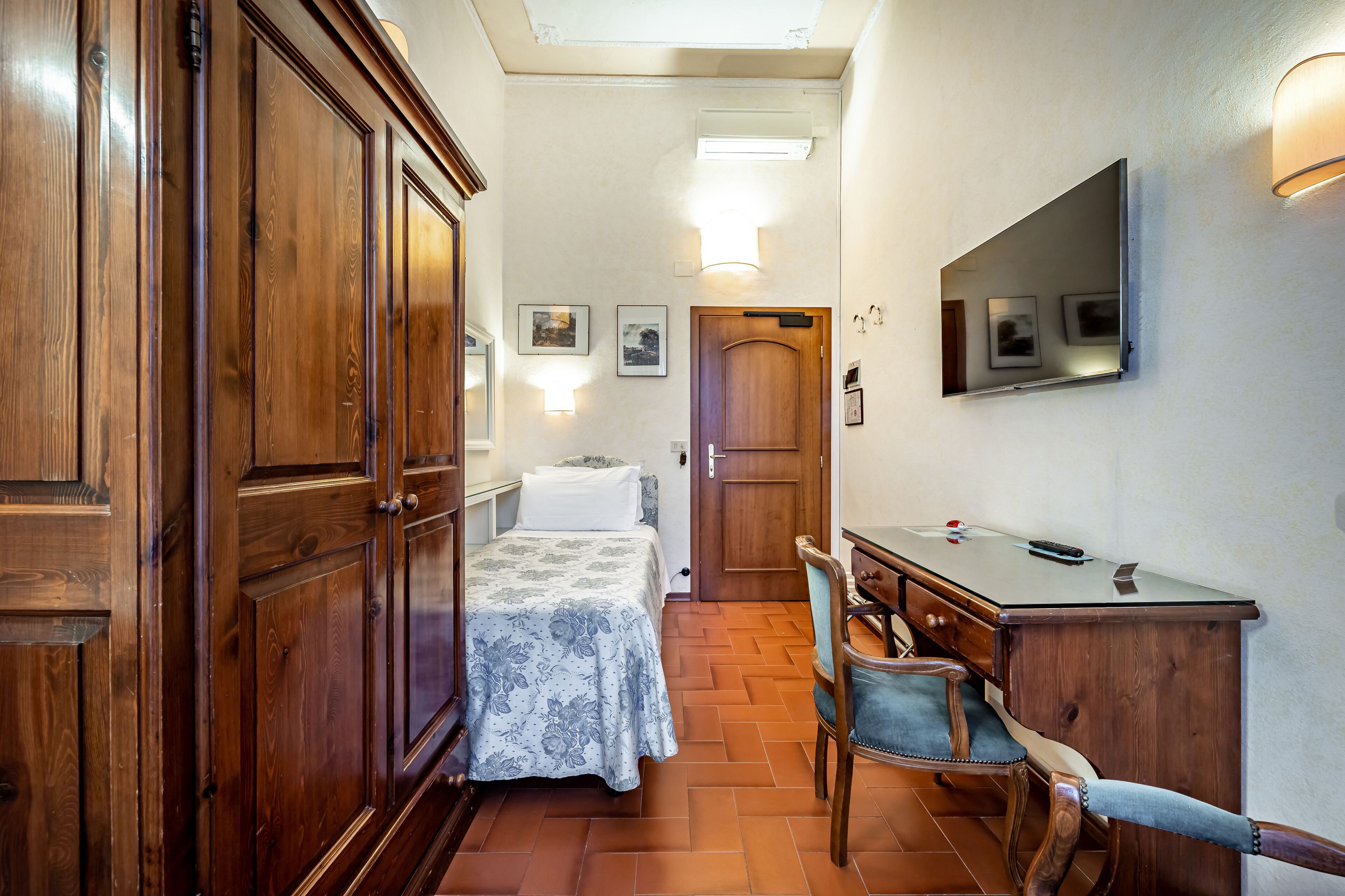 single room, private bathroom (external) | 1 bedroom, hypo-allergenic bedding, in-room safe, desk