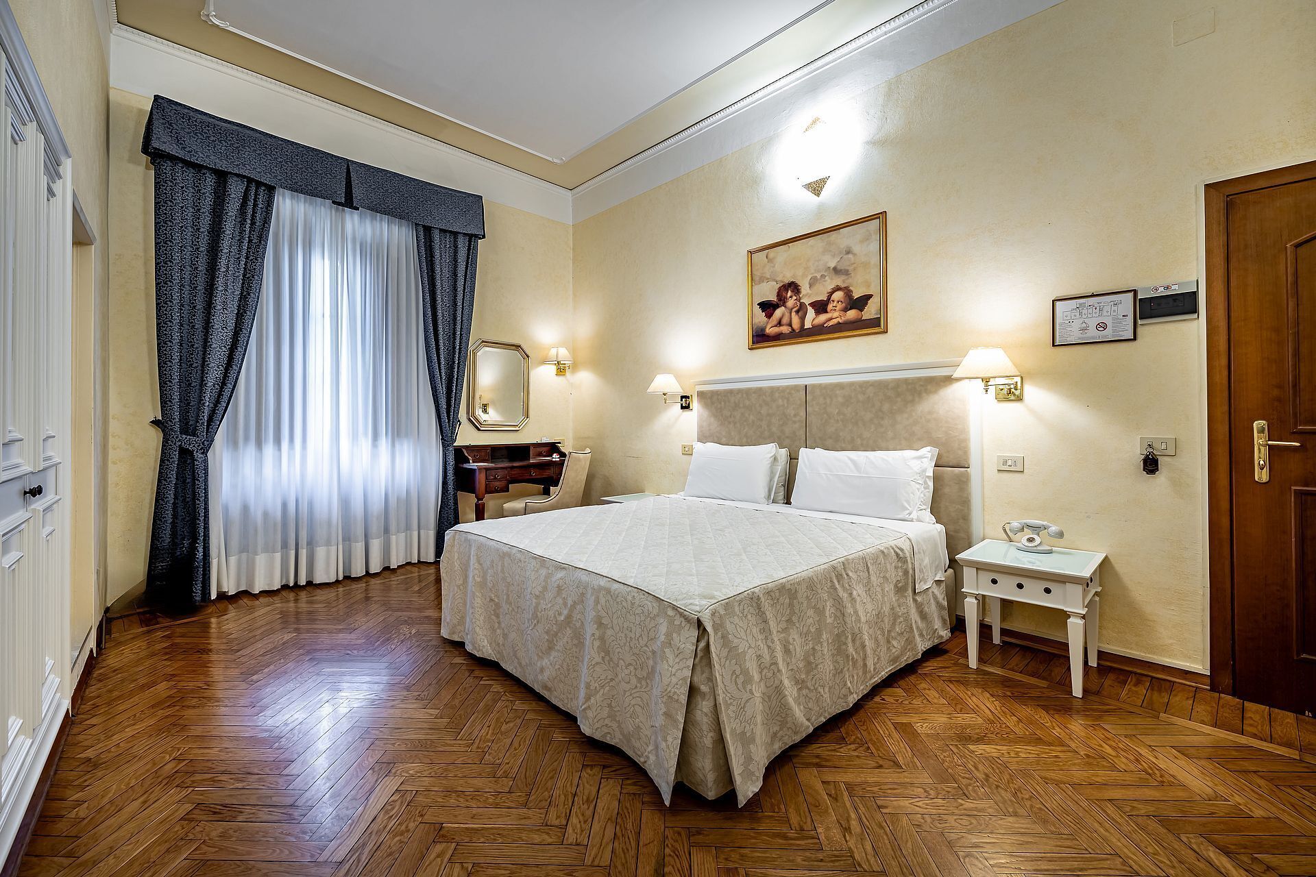 ملاءات للفراش لا تسبب الحساسية وخزنة داخل الغرفة ومكتب