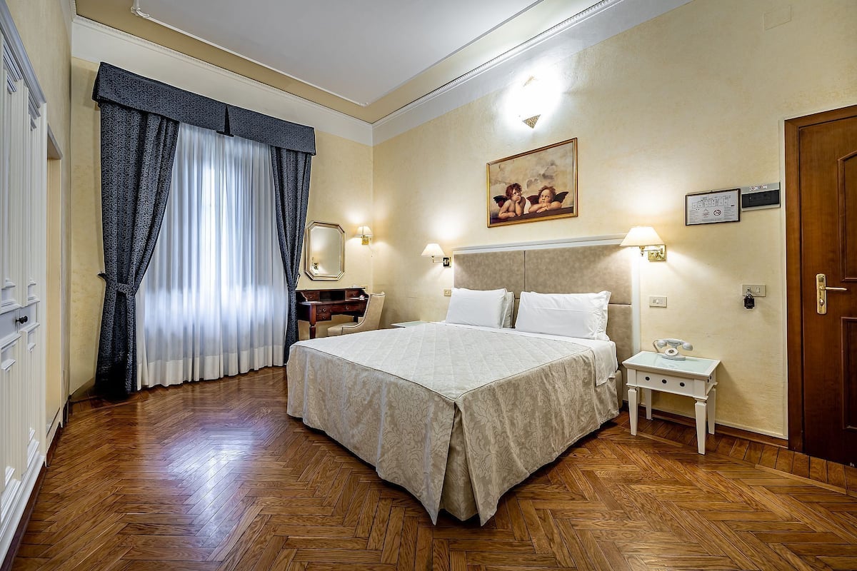 Allergitestet sengetøy, safe på rommet og skrivebord