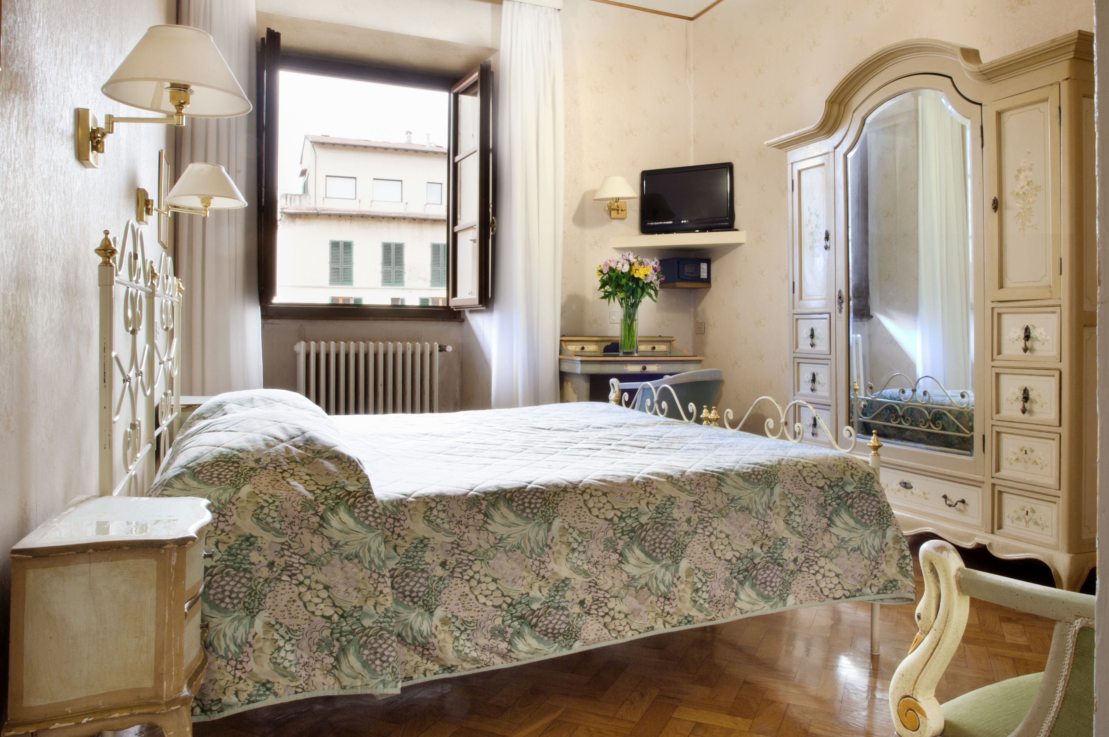 Literie hypoallergénique, coffres-forts dans les chambres, bureau