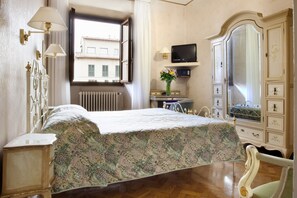 Hypo-allergenic bedding, in-room safe, desk, laptop workspace