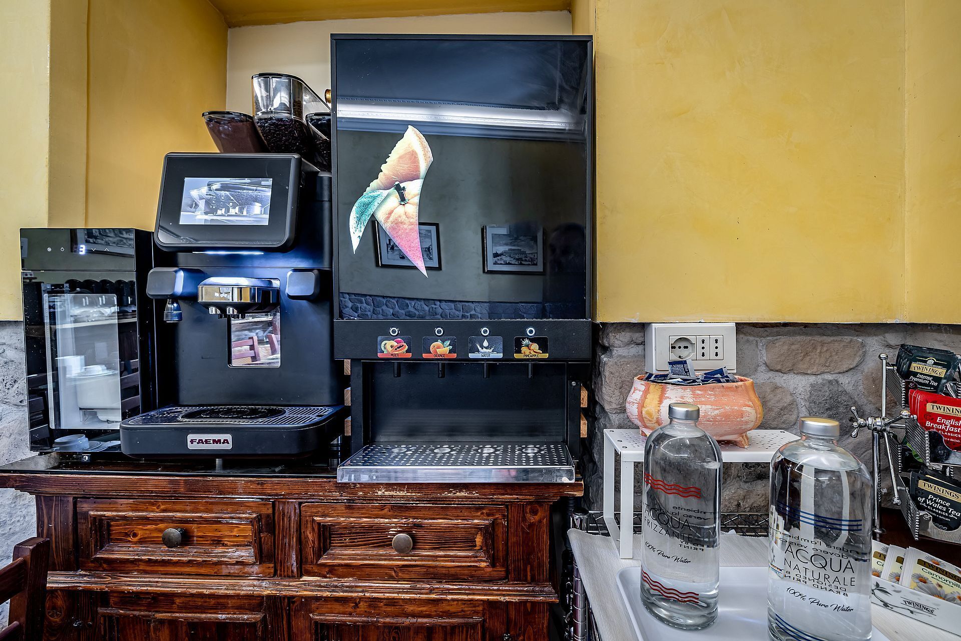 Une machine à café offrant plusieurs options de boissons, un distributeur d’eau et un moulin à café.