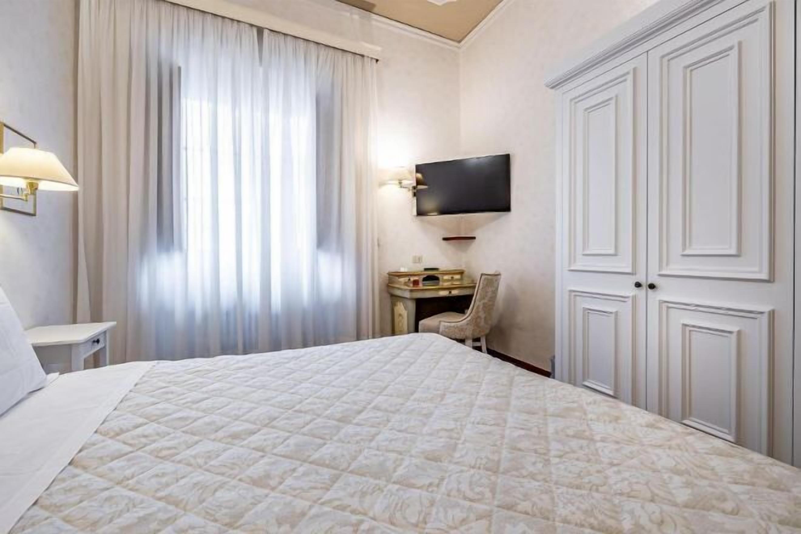Hypo-allergenic bedding, in-room safe, desk, laptop workspace