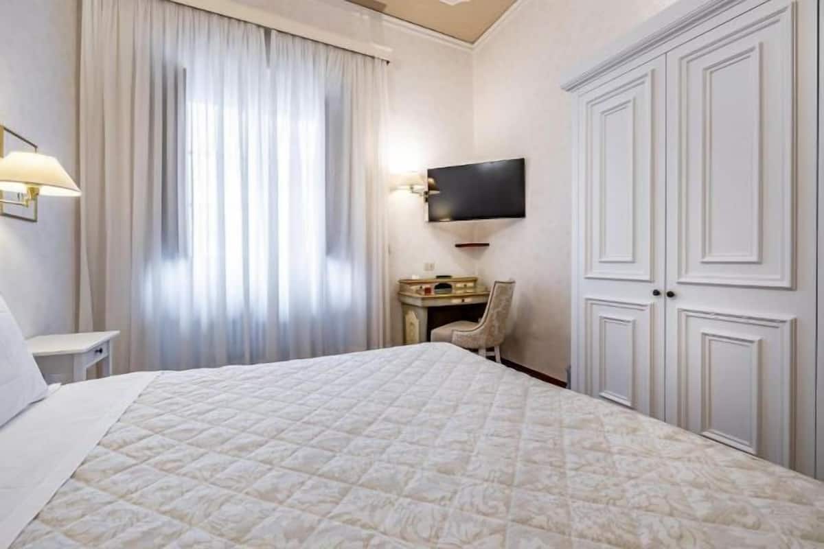 Hypo-allergenic bedding, in-room safe, desk, laptop workspace