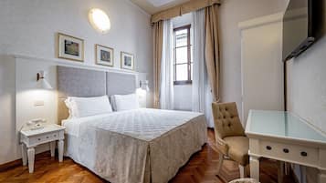 Kahden hengen classic-huone | Allergiatestatut vuodevaatteet, tallelokero huoneessa, työpöytä