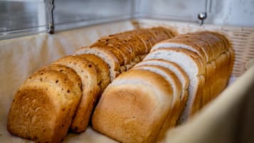 Ein Brot in einer Brotdose.