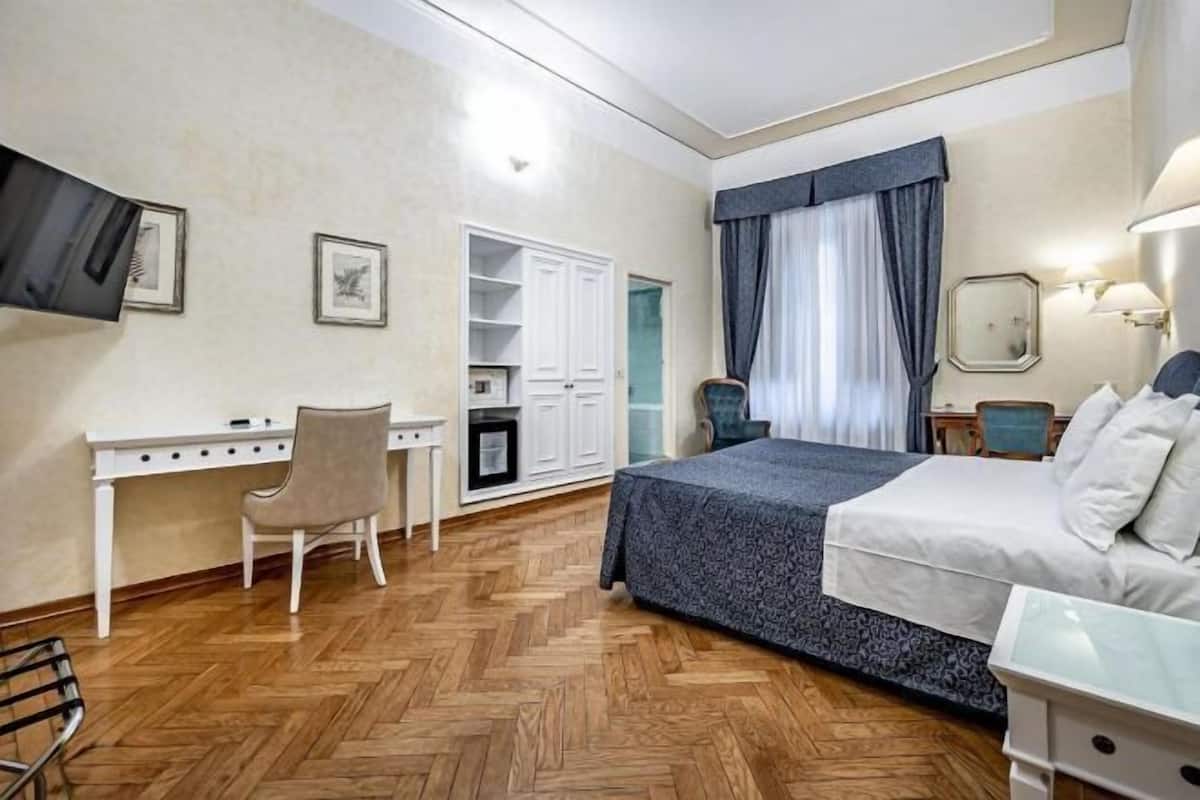 Hypo-allergenic bedding, in-room safe, desk, laptop workspace