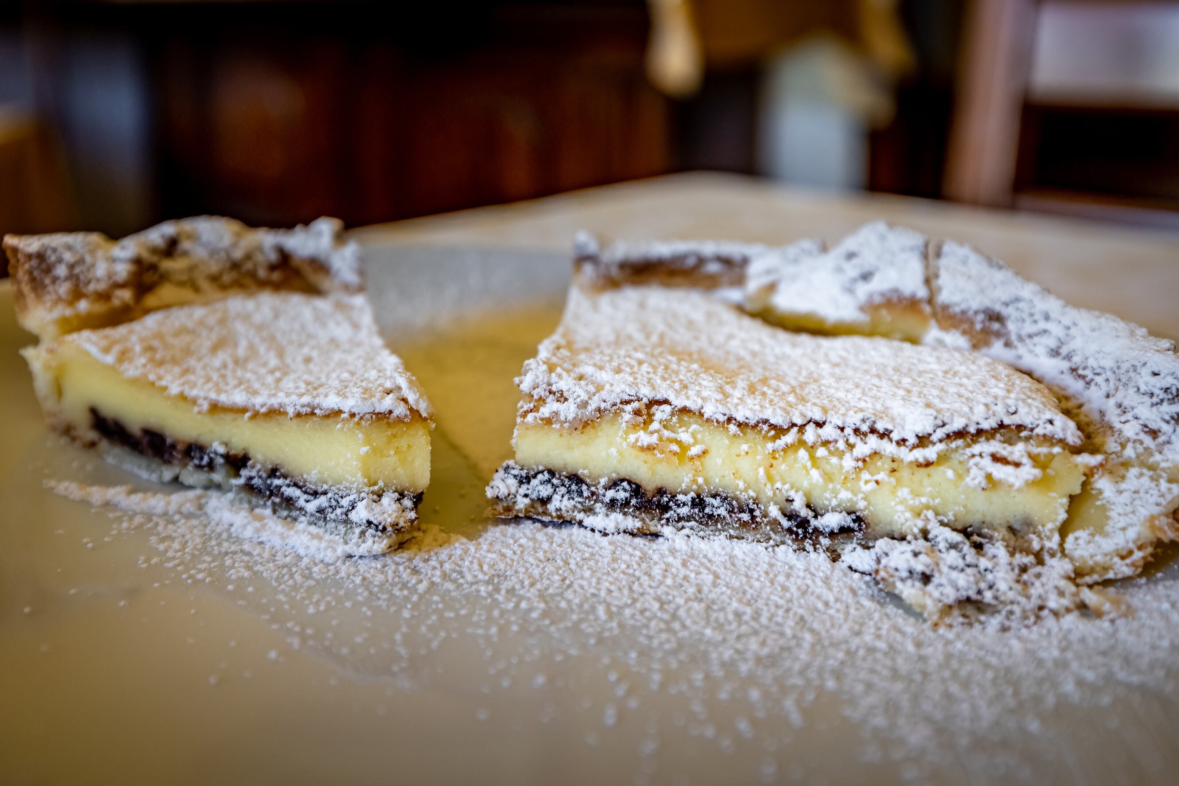 Un postre cubierto de azúcar glas.