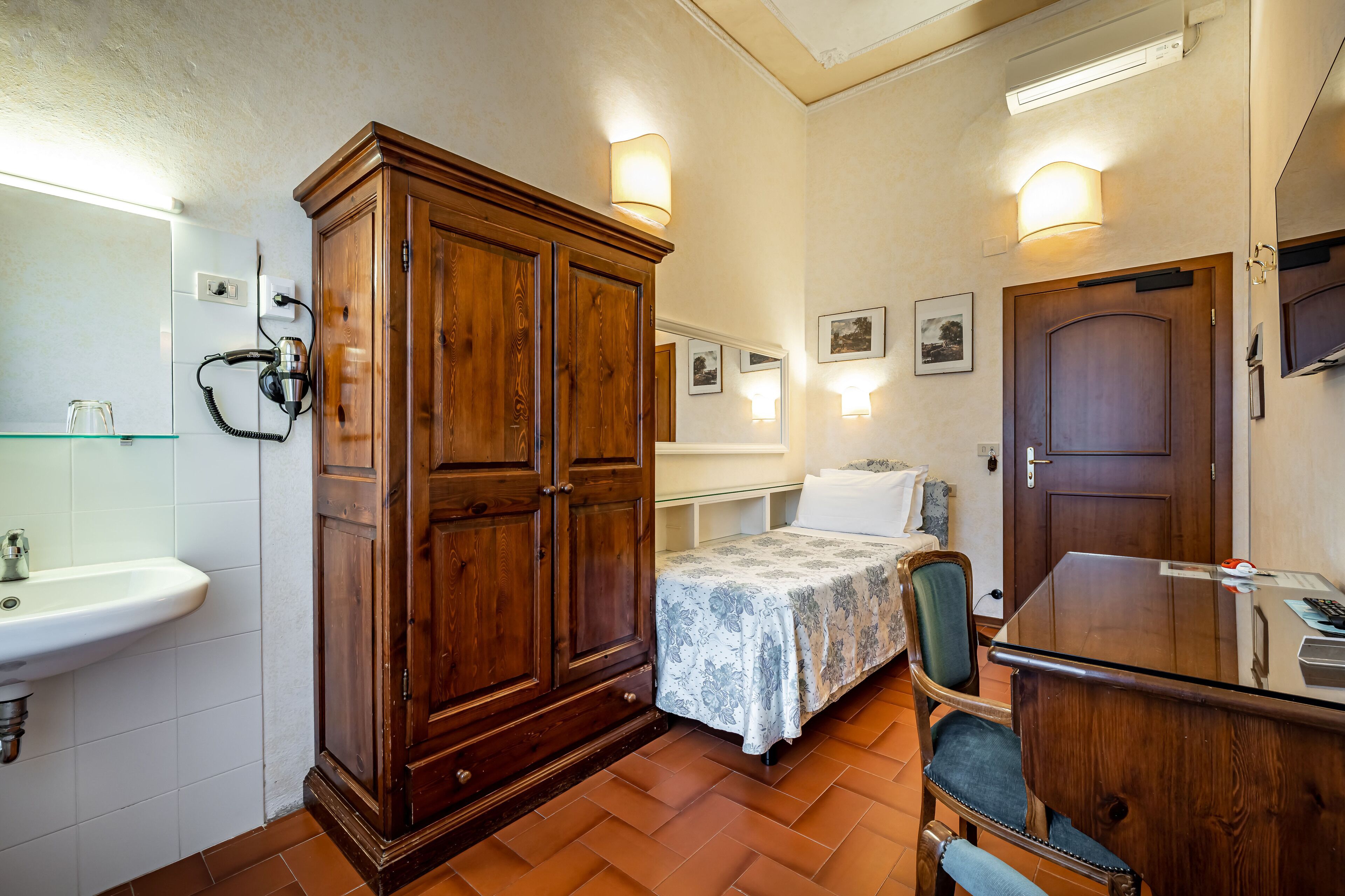 single room, private bathroom (external) | 1 bedroom, hypo-allergenic bedding, in-room safe, desk