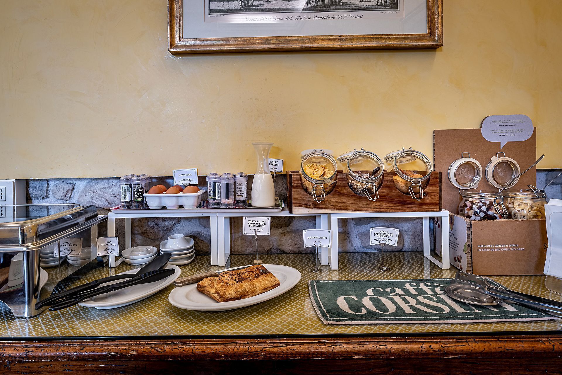 Een ontbijtbuffet met diverse soorten eten en toevoegingen.