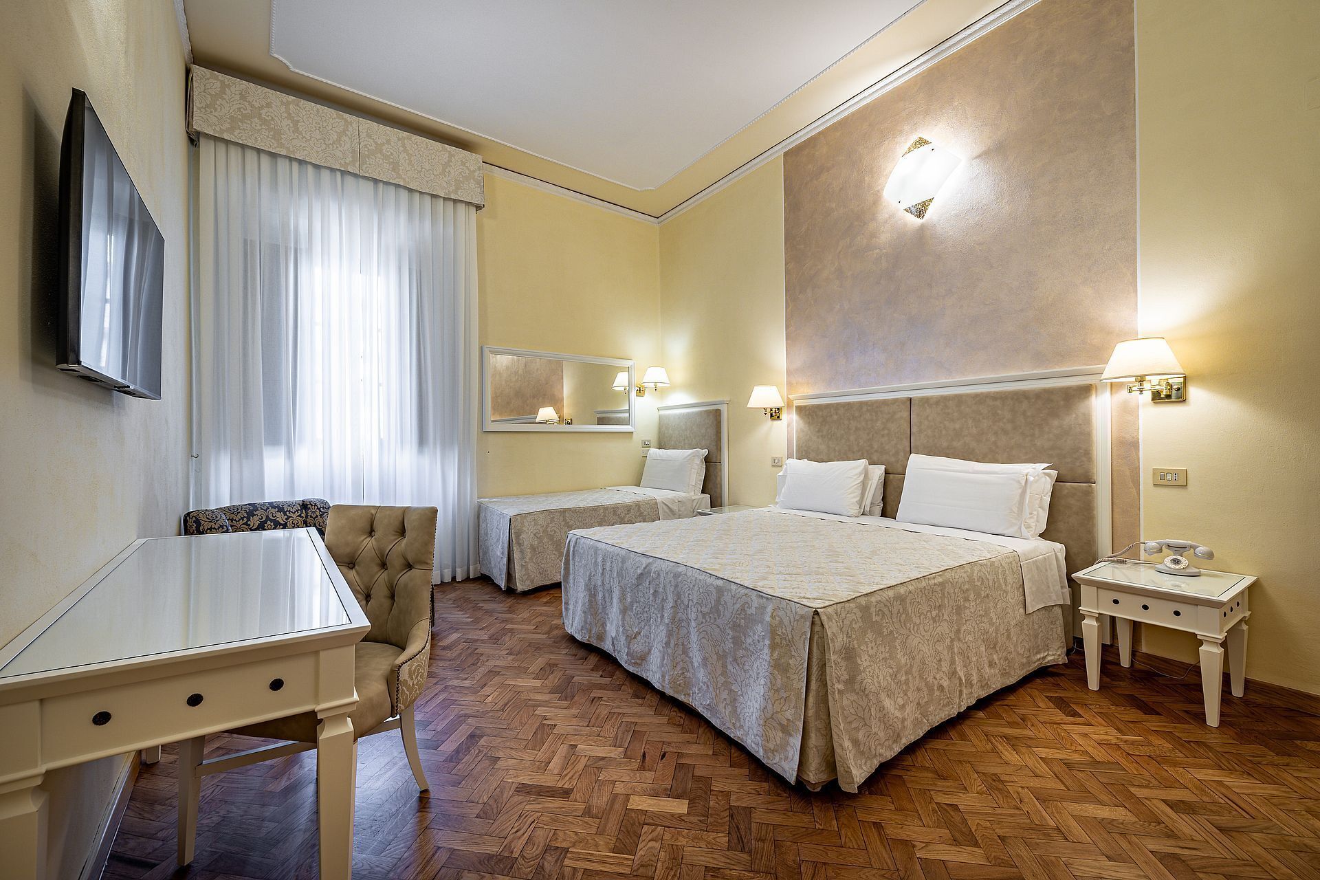 Ropa de cama hipoalergénica y caja de seguridad en la habitación 