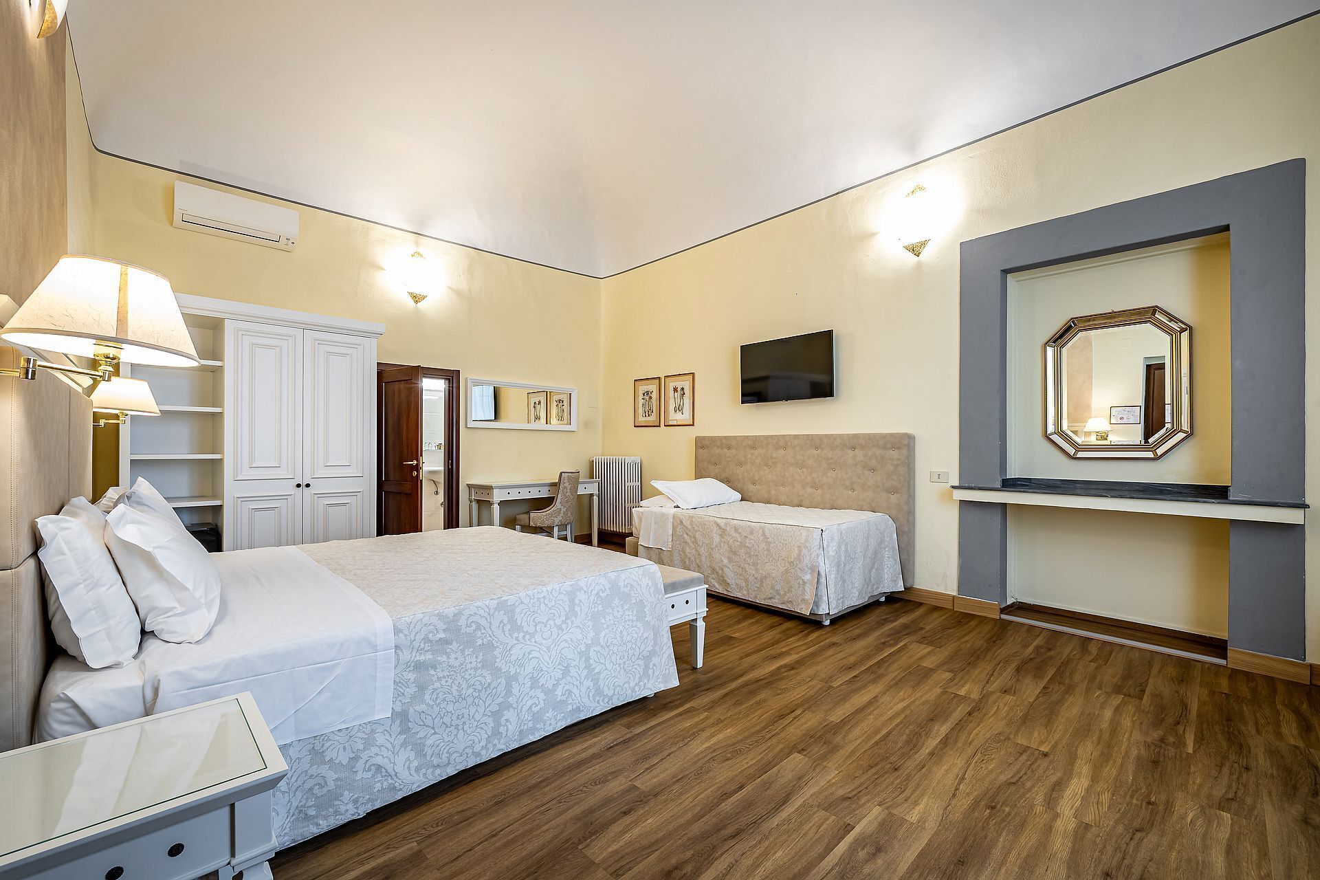 小型套房 | 防过敏的被褥、客房内保险箱、办公桌、笔记本电脑工作区