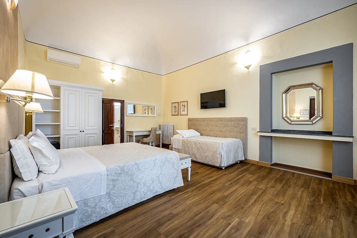 Suite – junior | Allergitestet sengetøy, safe på rommet og skrivebord