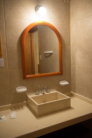 Ducha y bañera combinadas y artículos de higiene personal gratuitos