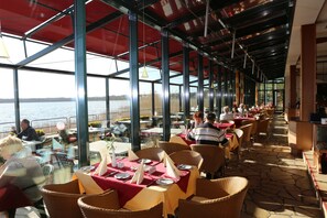 Petit déjeuner buffet (16.50 EUR par personne)