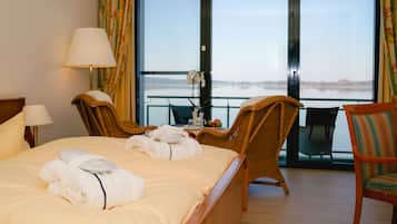 Standard-Doppelzimmer, Seeblick, Seeseite | Minibar, Zimmersafe, Schreibtisch, Zustellbetten