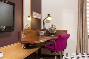 Escritorio, tabla de planchar con plancha, wifi gratis y ropa de cama 