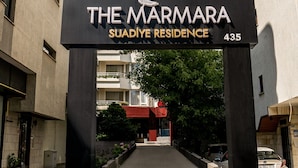 The Marmara Suadiye Residence entrance with a clear view of the building's facade, including balconies and windows. - The Marmara Suadiye Residence (Istanbul)