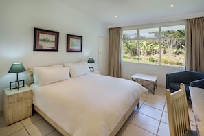 Chambre, 1 trĂšs grand lit, accĂšs piscine, vue jardin | Vue de la chambre