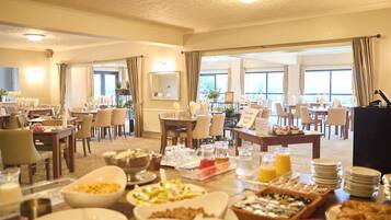 Sarapan lengkap setiap hari (GBP 12.50 per orang)