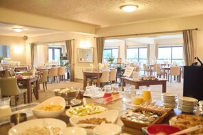 Daily full breakfast (GBP 12.50 per person) - Wensum Valley Hotel Golf & Country Club (Norwich)