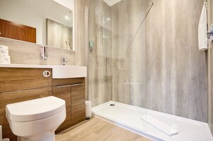 Combined shower/bathtub, hair dryer, towels