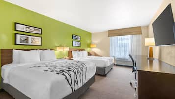 Escritorio, espacio para trabajar con laptop y cortinas blackout