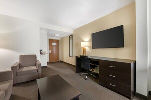 Escritorio, espacio para trabajar con laptop y cortinas blackout