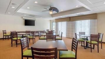 含每日吃到飽早餐