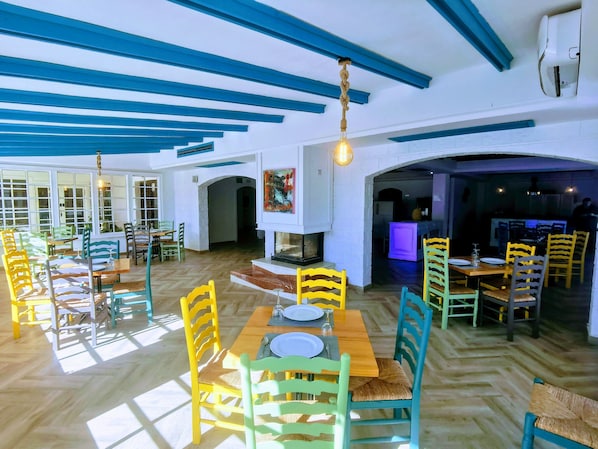 2 Restaurants, Frühstück, Mittagessen, Abendessen, lokale Küche