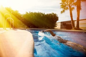 Una piscina al aire libre