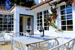 2 من المطاعم، حيث تُقدم وجبات الإفطار، الغداء، العشاء، الأطباق المحلية