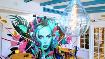 2 restaurantes, se sirven desayunos, comidas, cenas y cocina local