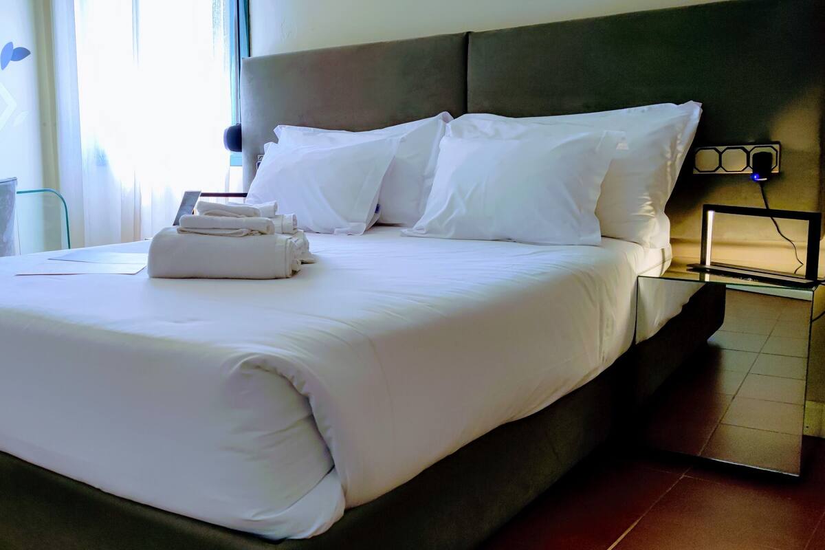 Deluxe Single Room | Premium bedding, soundproofing, free cots/infant beds, rollaway beds