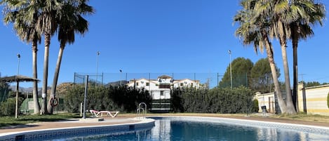 Una piscina al aire libre