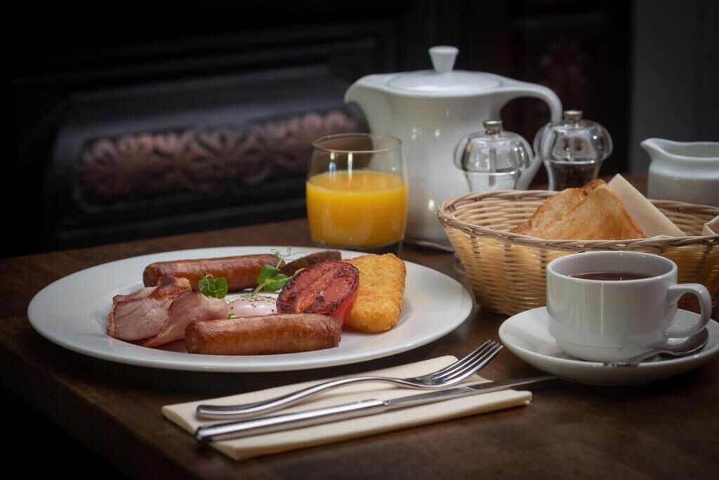 breakfast, lunch, dinner served; sea views