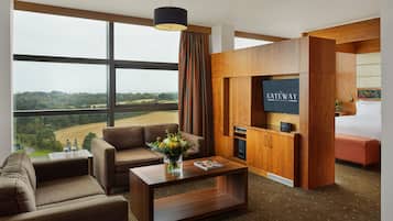 Studio Suite | Living area | 43-inch flat-screen TV with satellite channels, Smart TV