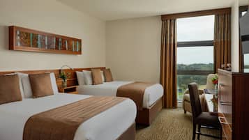 Tallelokero huoneessa, työpöytÀ, ÀÀnieristys, silitysrauta/-lauta