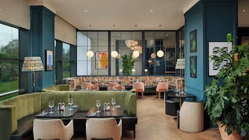 Der serveres morgenmad, frokost og aftensmad med havudsigt