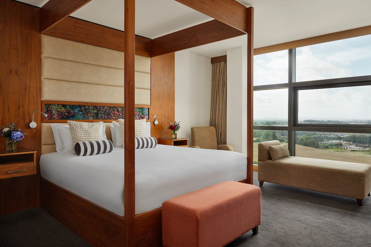 junior double room | 1 bedroom, in-room safe, desk, soundproofing