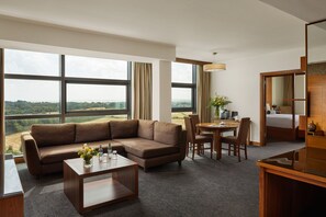 Studio Suite | Brankas, meja kerja, kedap suara, dan setrika/meja setrika