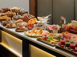 Se sirven desayunos, almuerzos y cenas (con vistas al mar) 