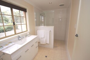 Deluxe Room | Bathroom