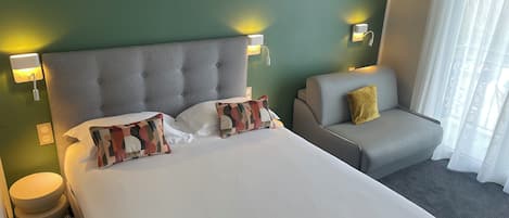 Chambre double confort, 1 canapé-lit, balcon | Premium bedding, individually decorated, individually furnished, desk